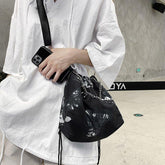 Schwarze ästhetische Schultertasche mit Schmetterlingsdruck